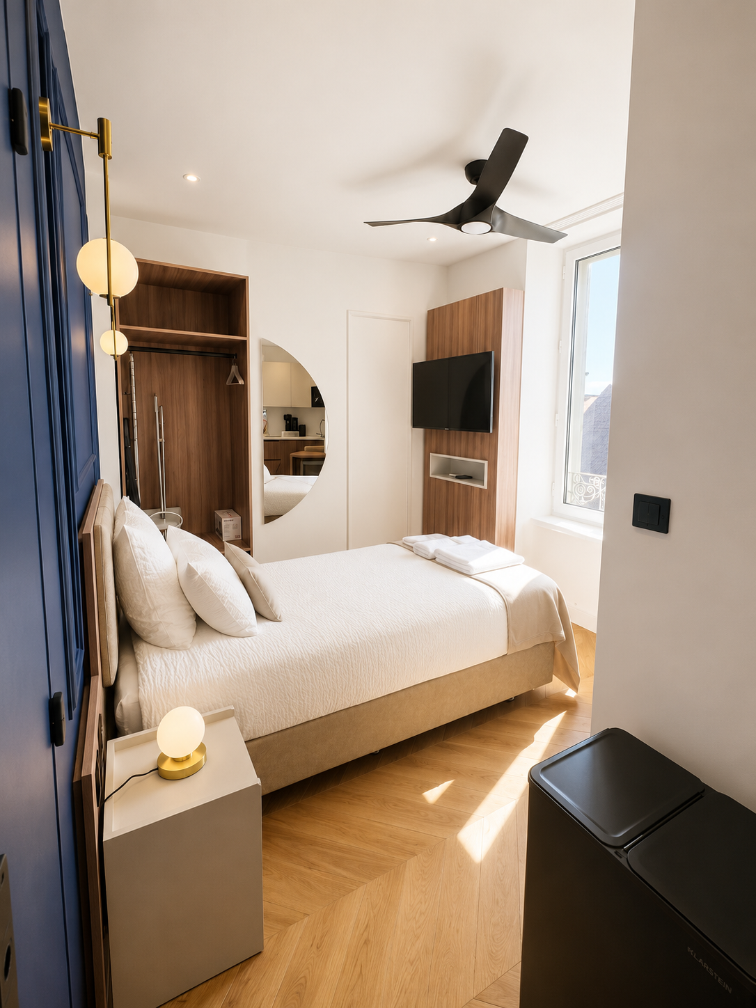 Chambre lit simple, mur bleu saphir et appliques laiton