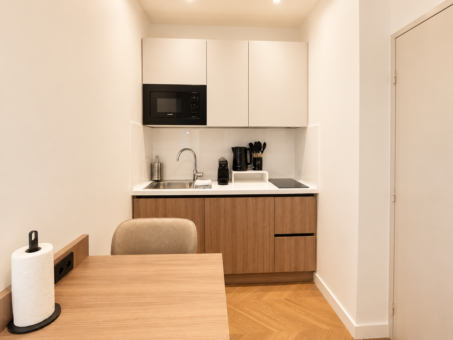 Kitchenette équipée et parquet chevrons