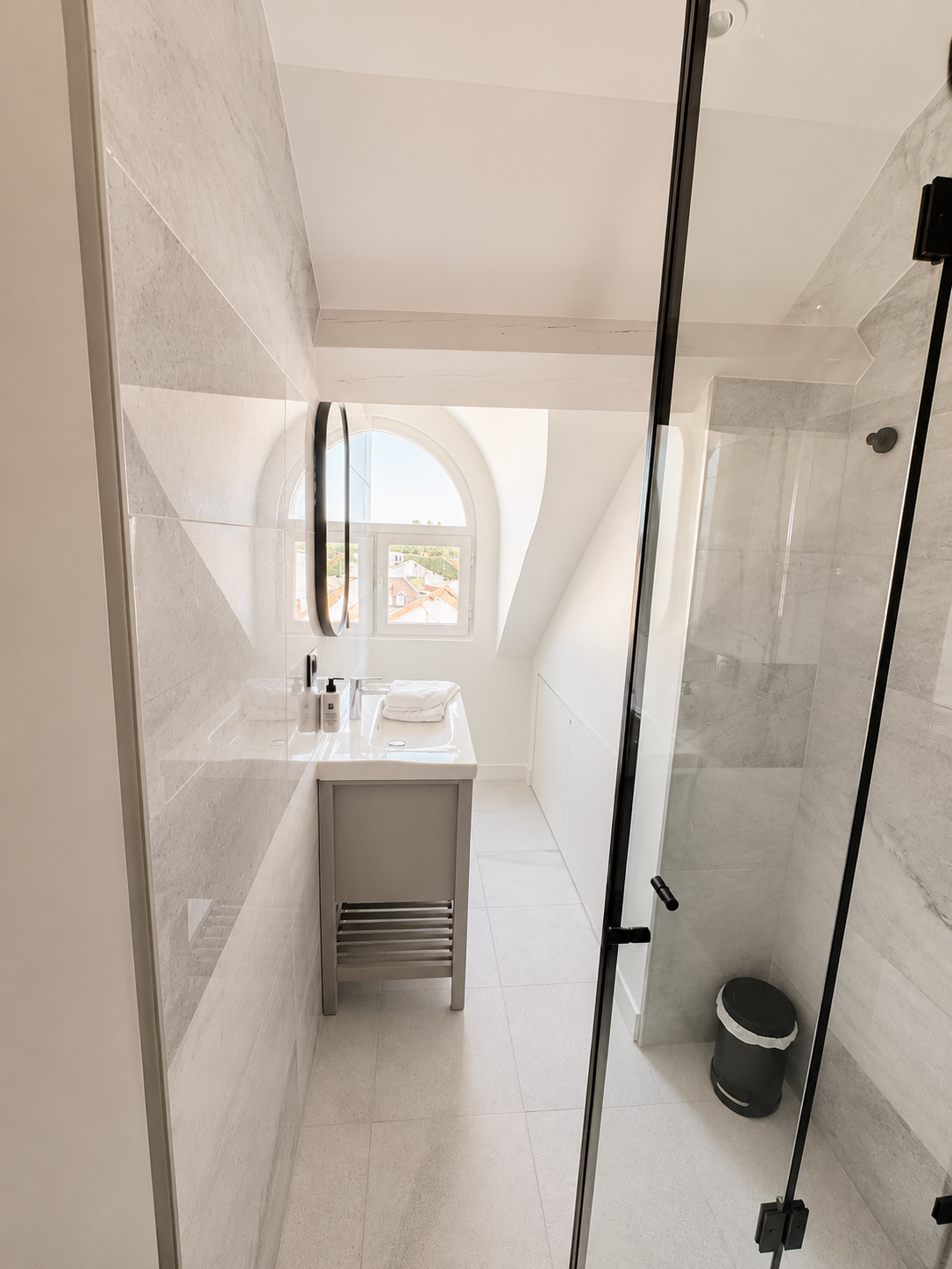 Peignoirs Callou en salle de bain marbre