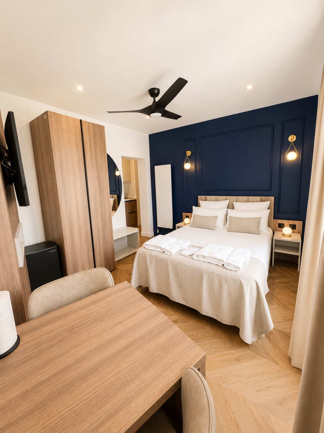 Mur bleu saphir et appliques laiton, Appart' Confort