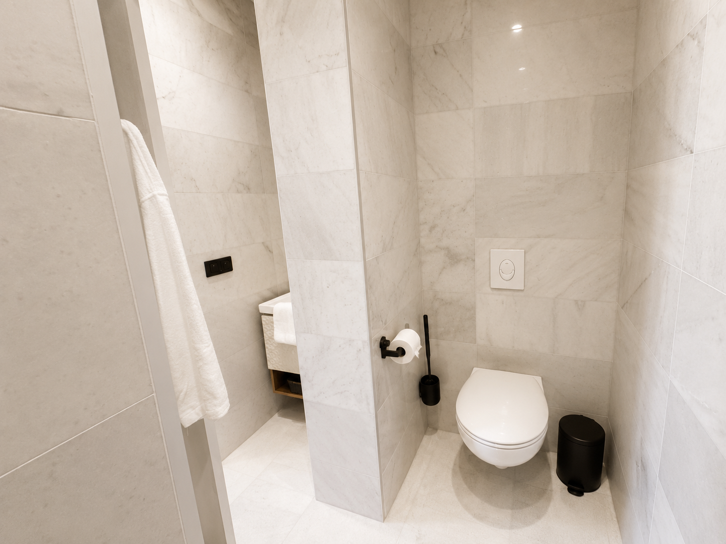 Salle de bain en marbre de l'Appart' Deluxe avec Balcon