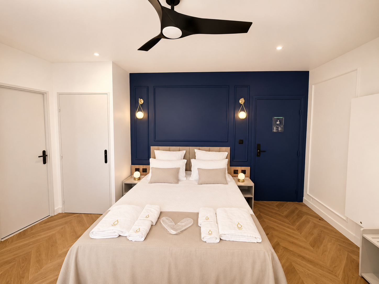 Lit Queen size et balcon de l'Appart' Deluxe