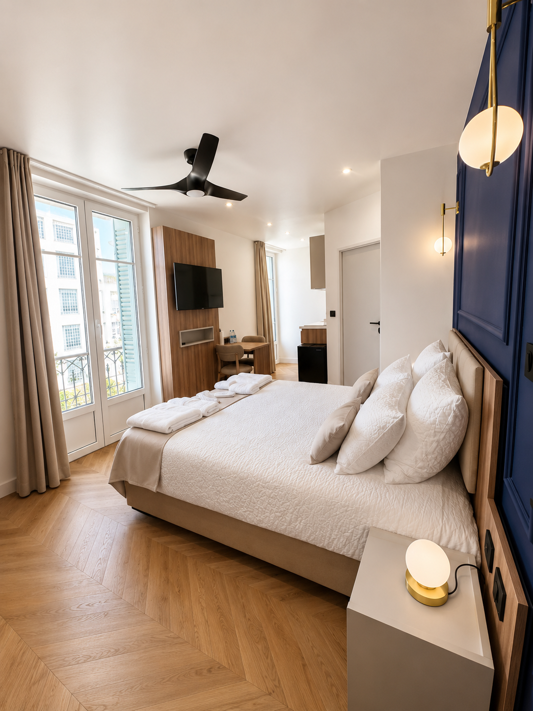 Mur bleu saphir de l'Appart' Deluxe avec Balcon