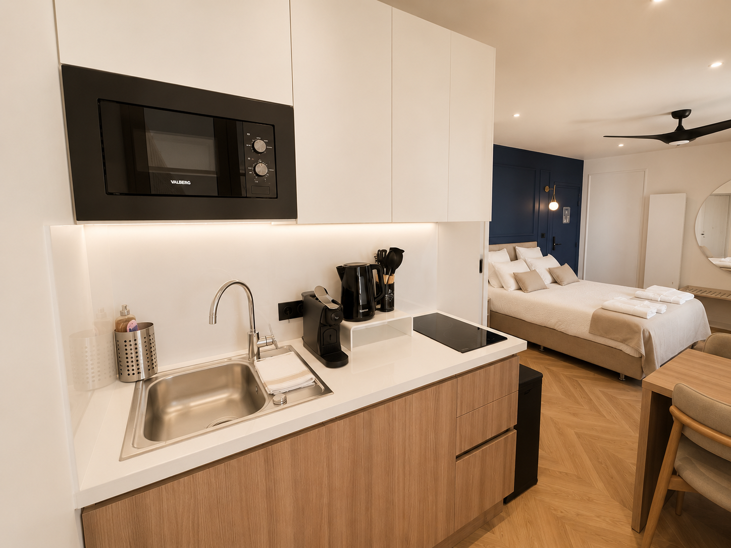 Cuisine ouverte de l'Appart' Deluxe avec Balcon