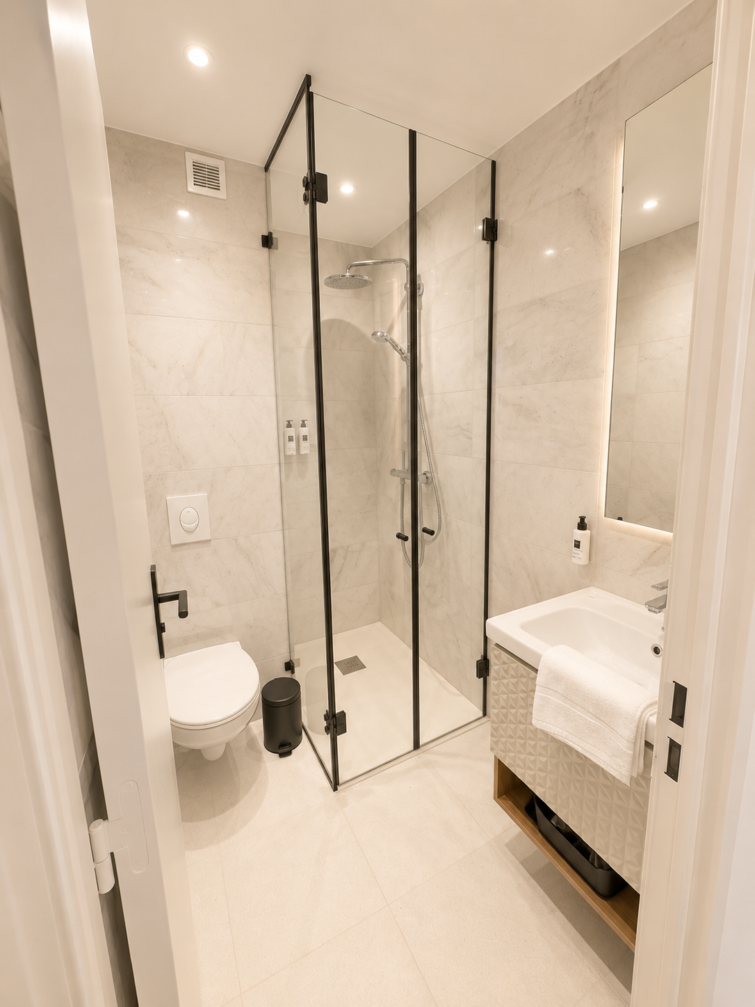 Salle de bain design de l'Appart' Deluxe avec Balcon