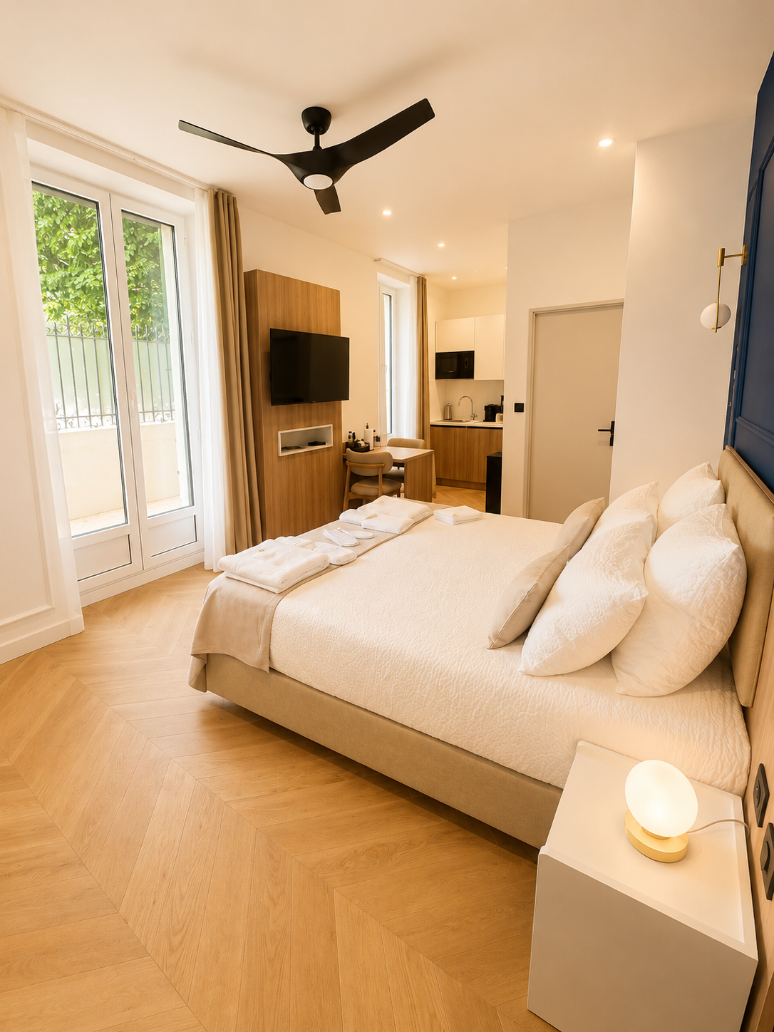 Chambre lit Queen size, mur bleu saphir