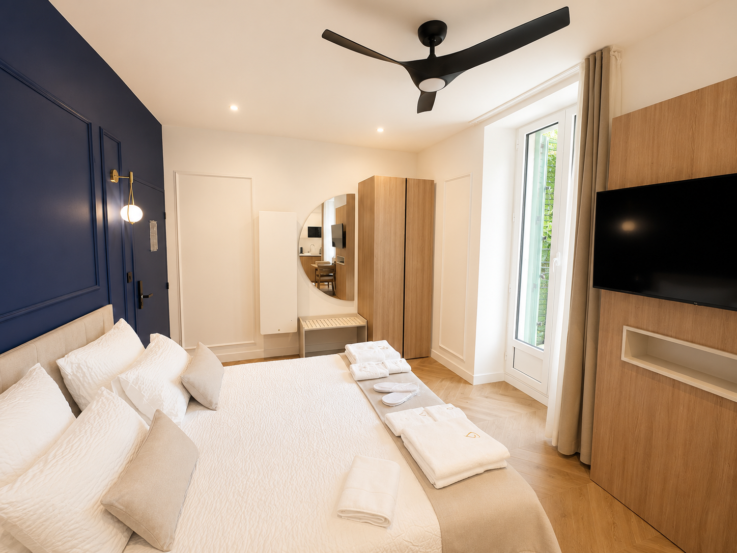 Chambre lumineuse avec vue sur la terrasse