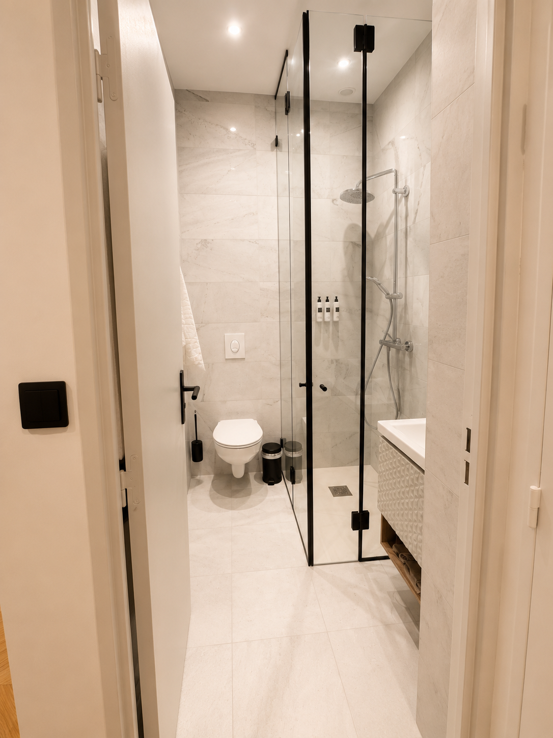 Salle de bain en marbre, douche italienne