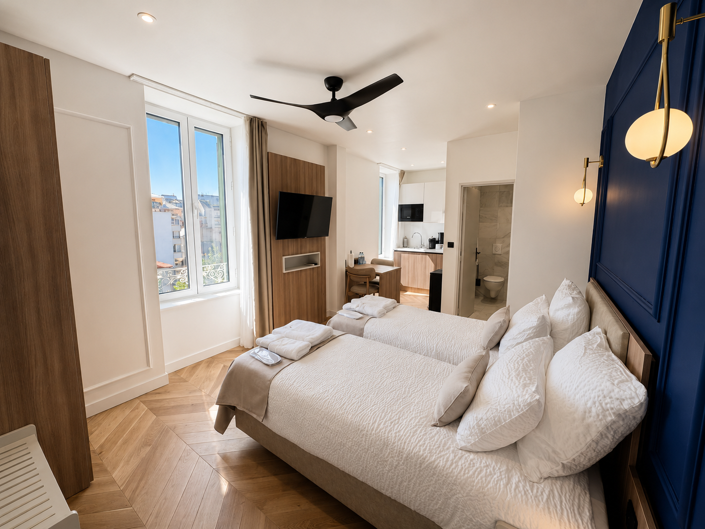 Chambre à deux lits séparés, mur bleu saphir
