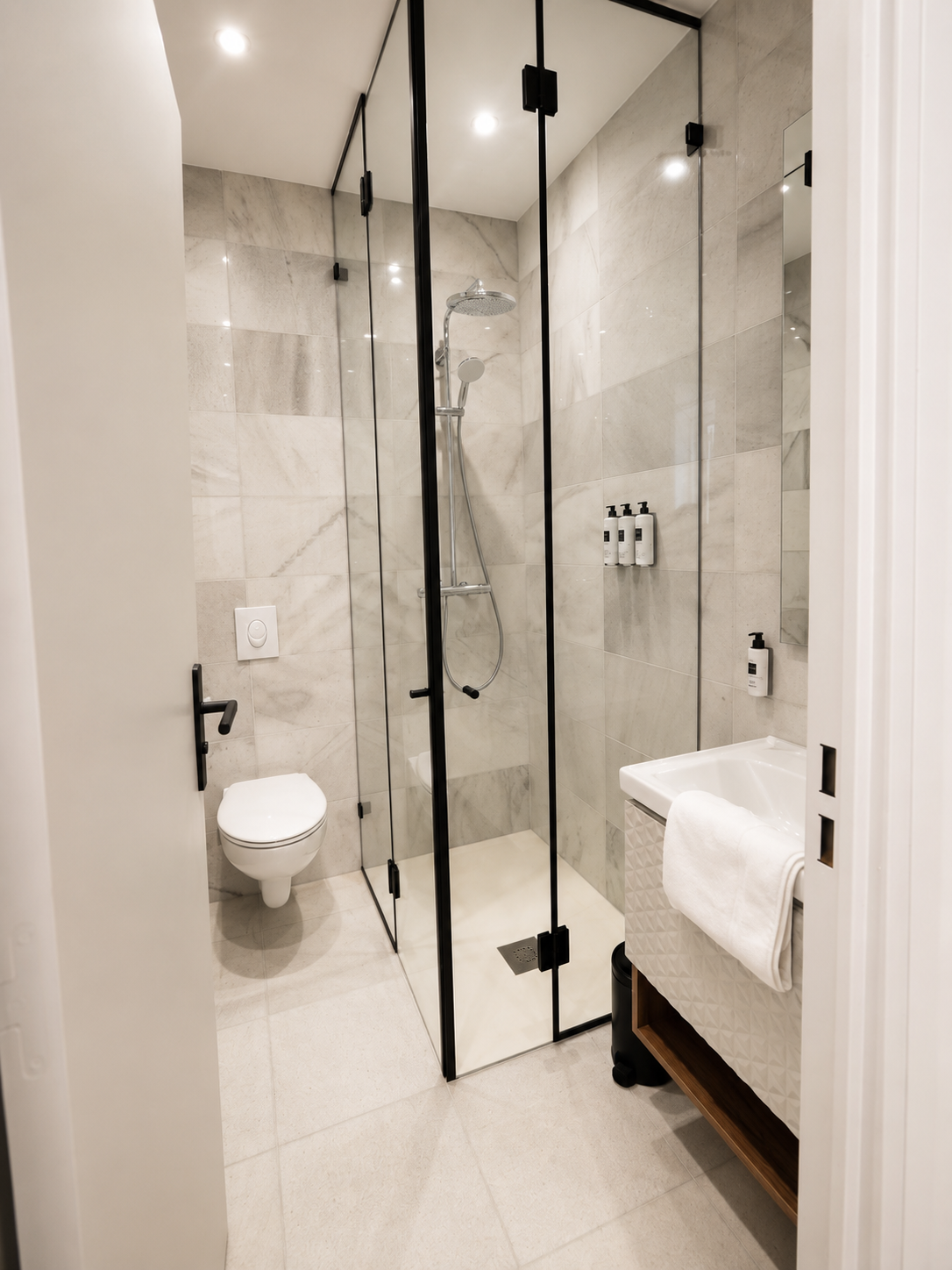 Salle de bain en marbre de l'Appart' Deluxe Twin