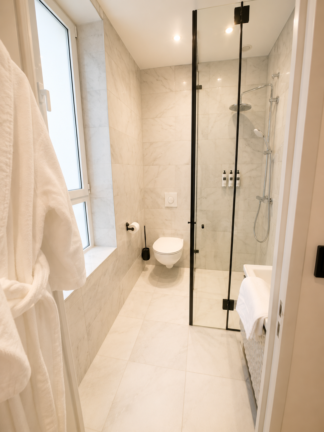 Salle de bain en marbre, douche italienne