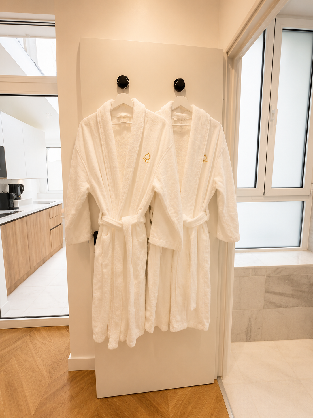 Peignoirs Callou en salle de bain marbre