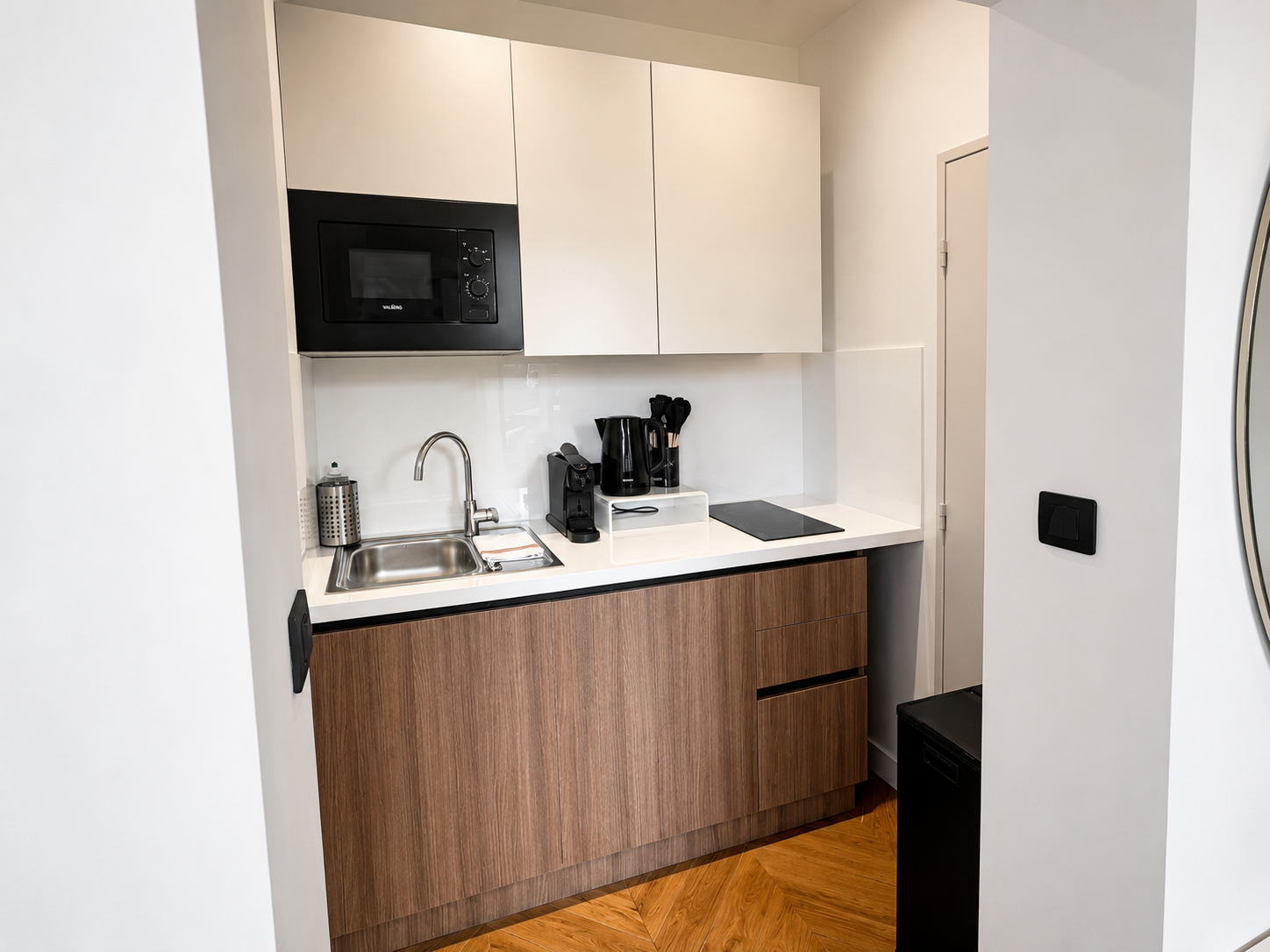 Kitchenette équipée : induction, micro-ondes, Nespresso