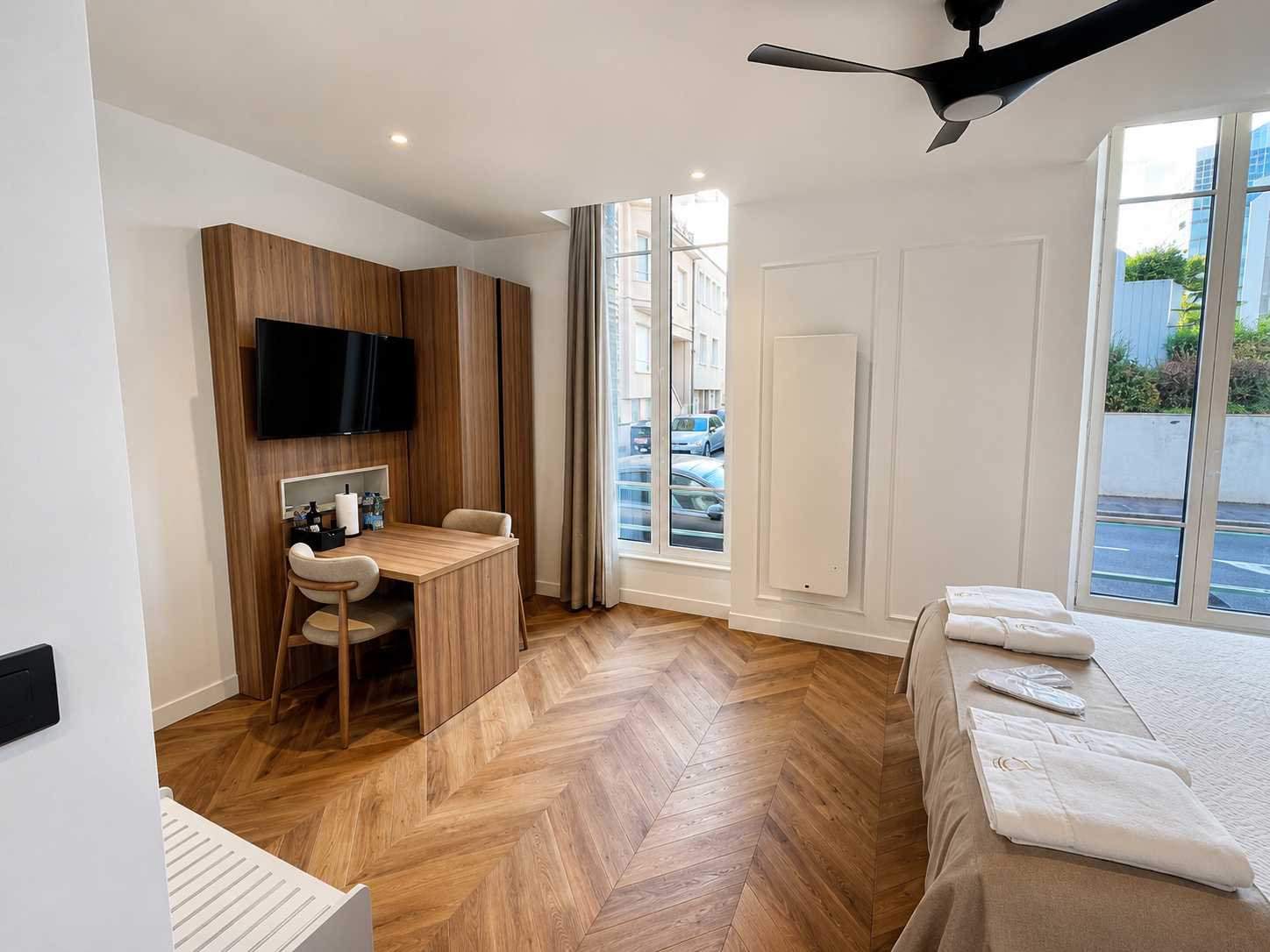 Salle à manger, bureau et grandes fenêtres