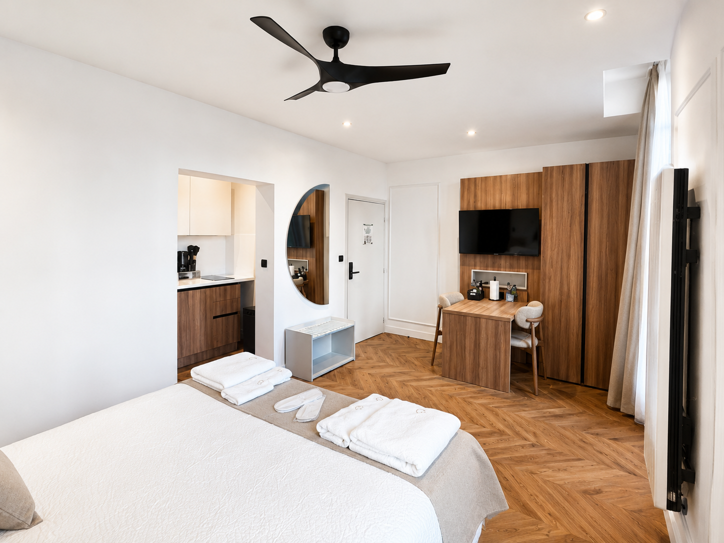 Vue d'ensemble avec appliques laiton, Appart' Deluxe RDC