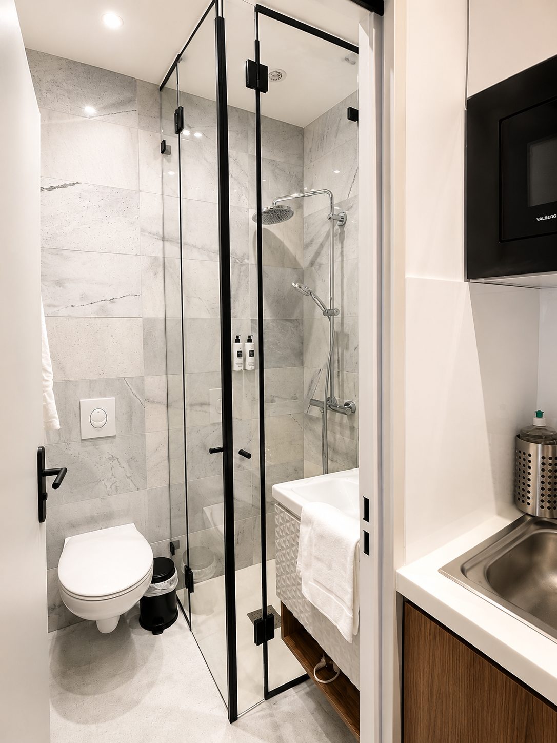 Salle de bain marbre, douche italienne à paroi noire