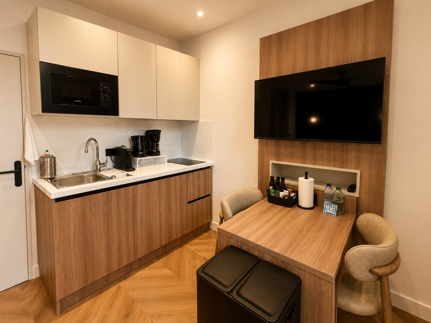 Cuisine complète et table à manger