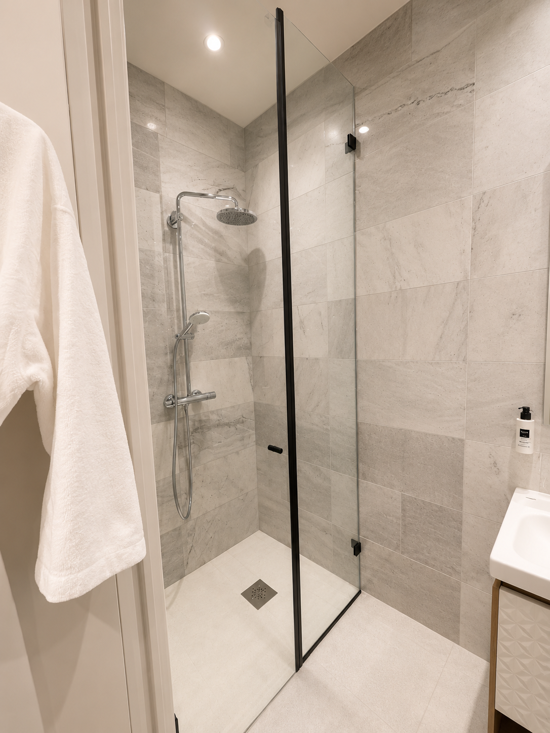 Douche italienne en marbre gris