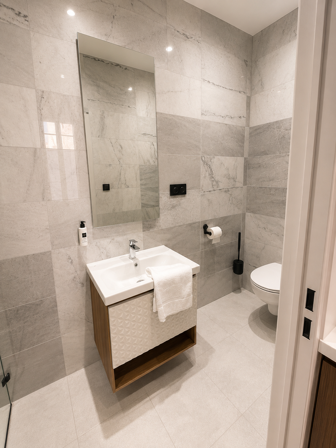 Lavabo et miroir de la salle de bain, Appart' Deluxe RDC