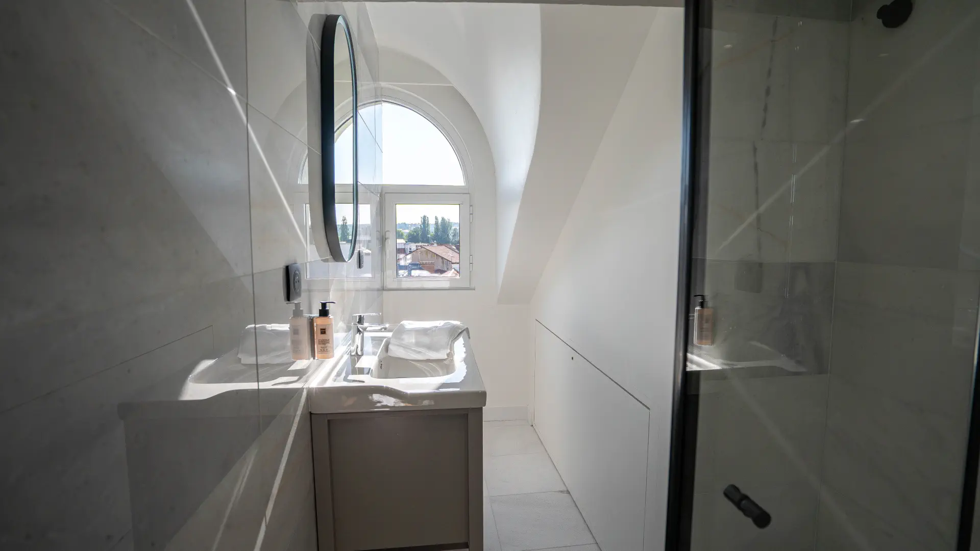 Salle de bain avec douche à l'italienne, Appart' Cocon Mansardé