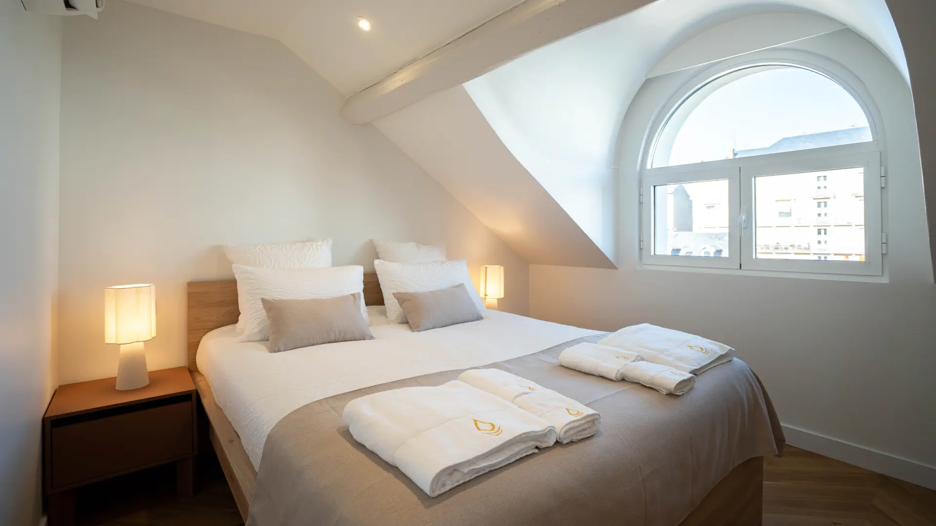 Chambre sous les toits et fenêtre en arc, Appart' Cocon Mansardé