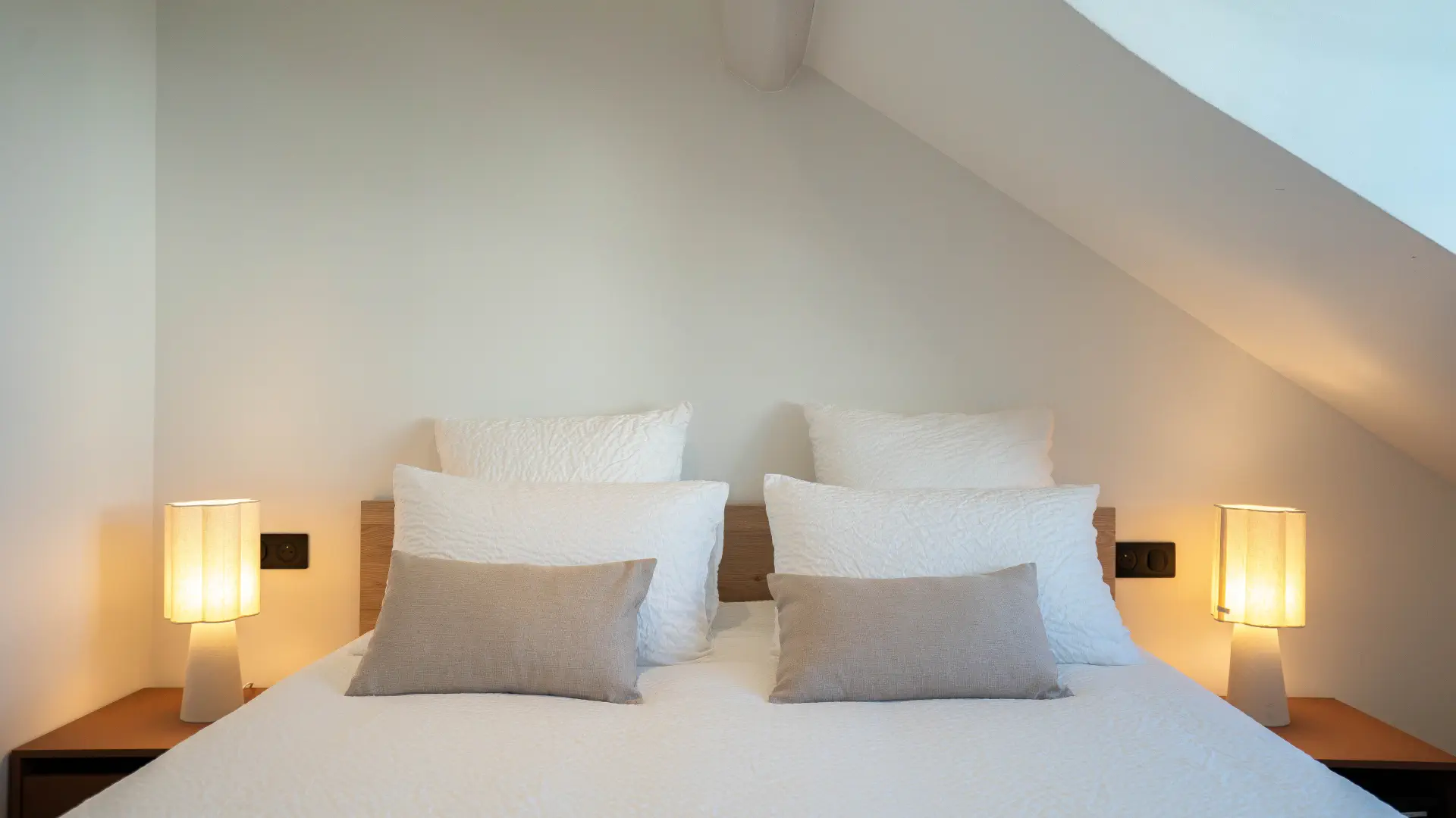 Lit Queen size et lampes de chevet, Appart' Cocon Mansardé