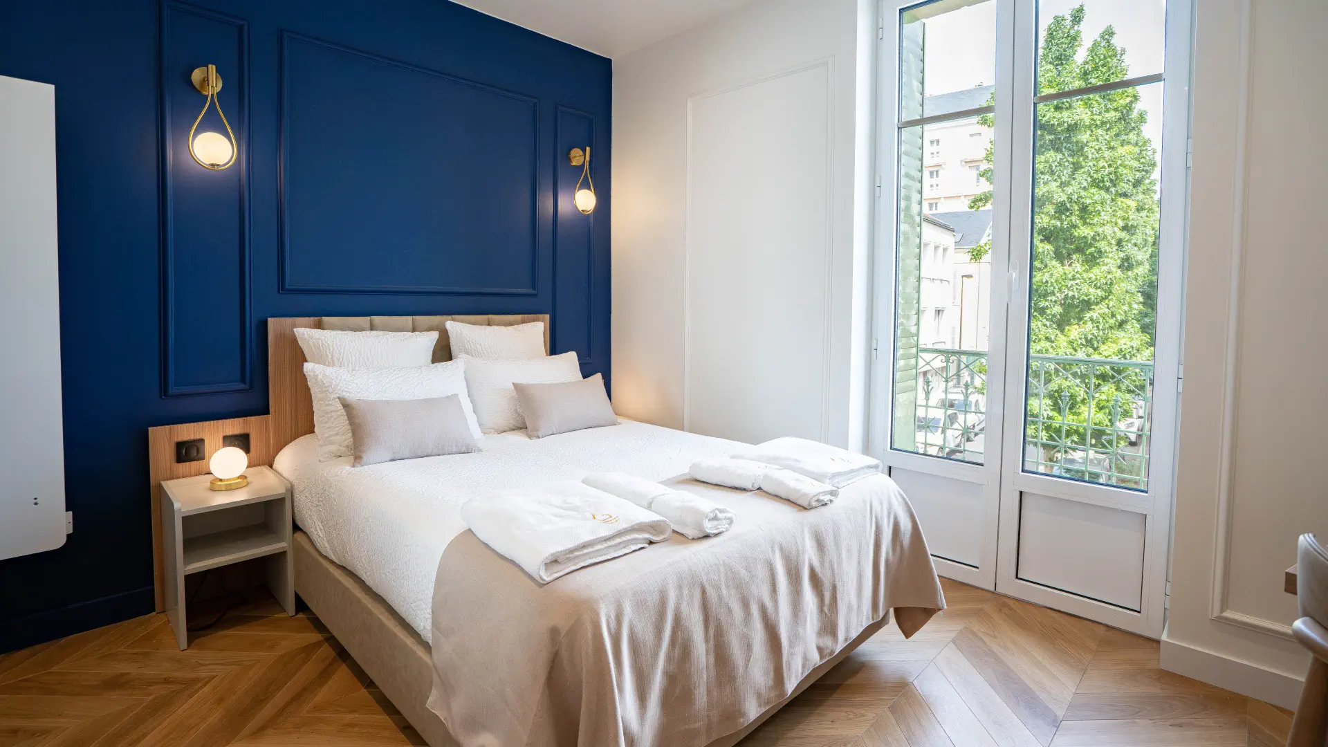 Appart' Confort : lit double et porte-fenêtre sur le balcon