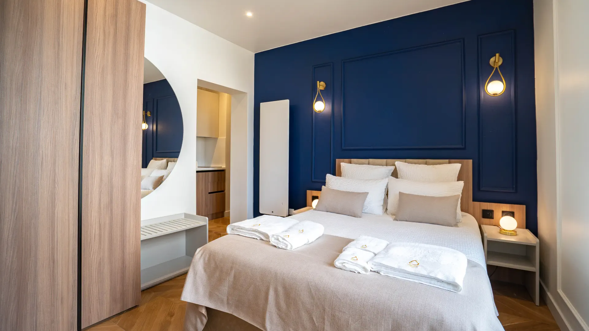 Chambre et mur bleu saphir, Appart' Confort