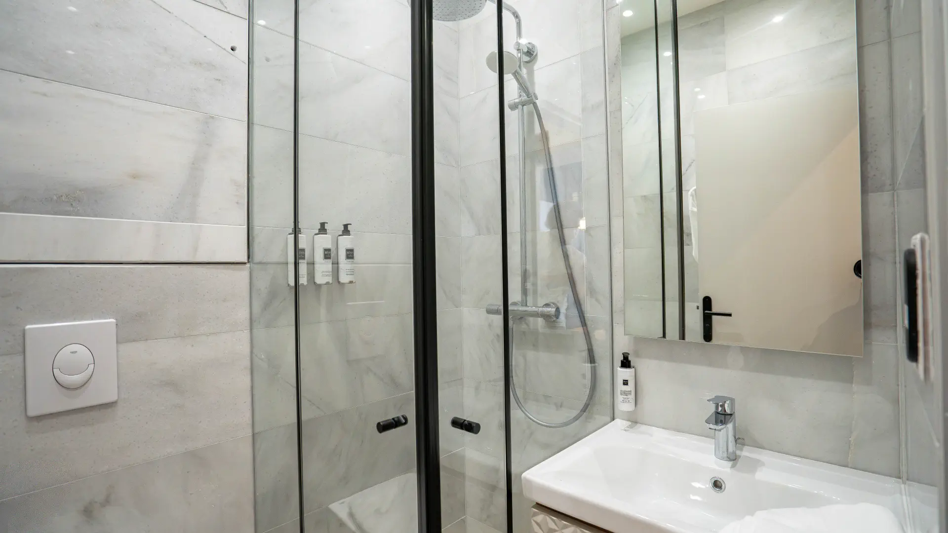 Salle d'eau en marbre, Appart' Confort