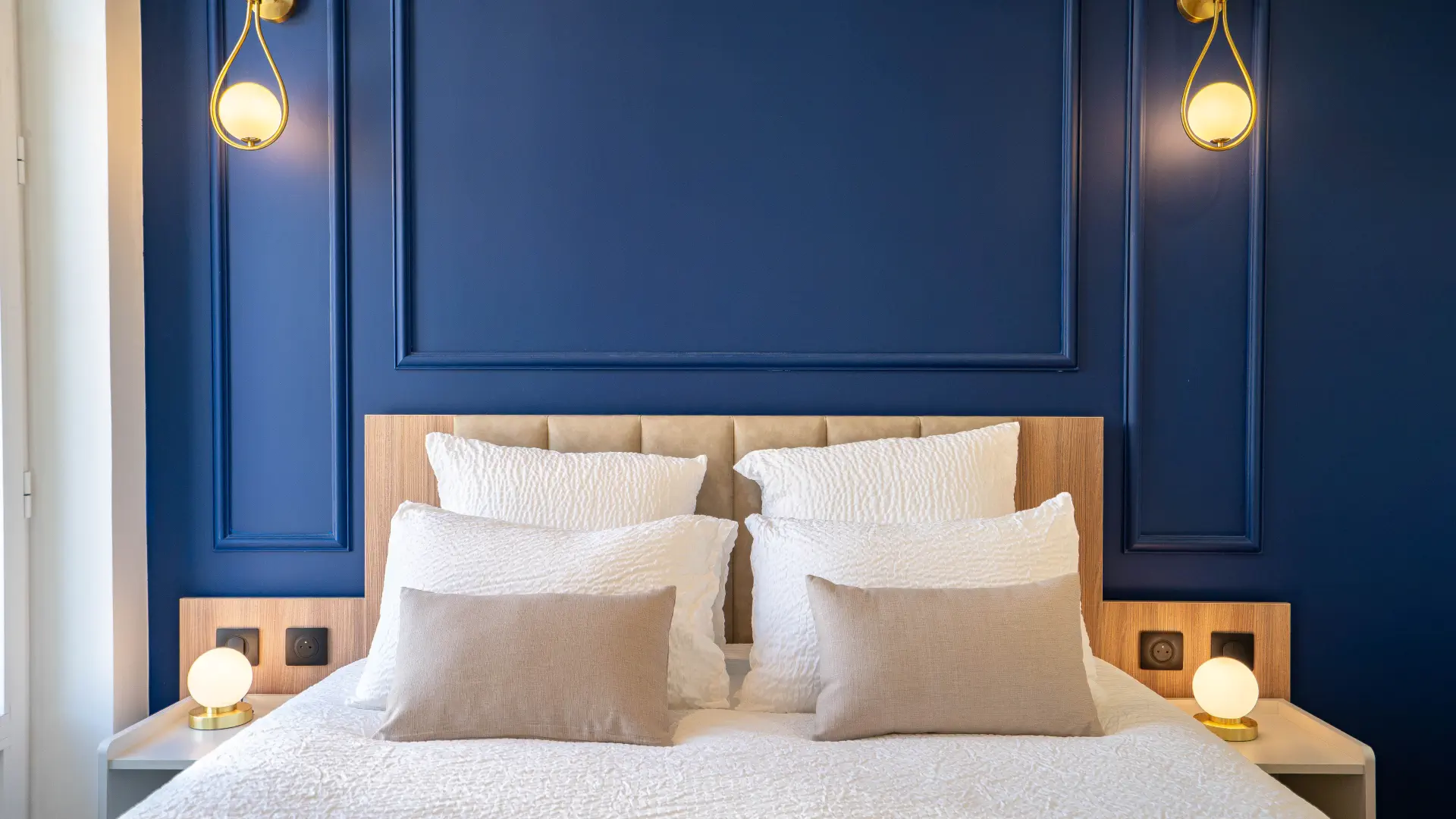 Tête de lit et appliques laiton, Appart' Deluxe avec Balcon