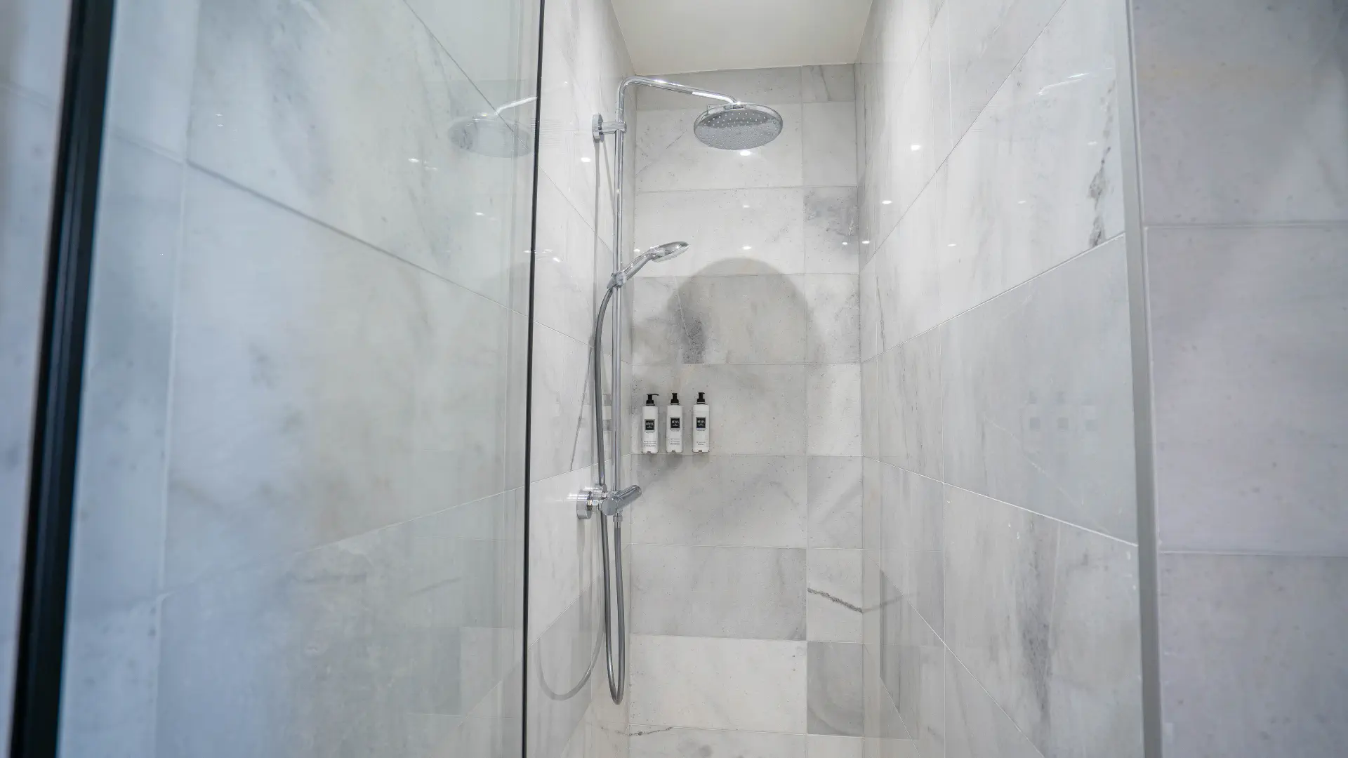 Douche à l'italienne en marbre, Appart' Deluxe avec Balcon