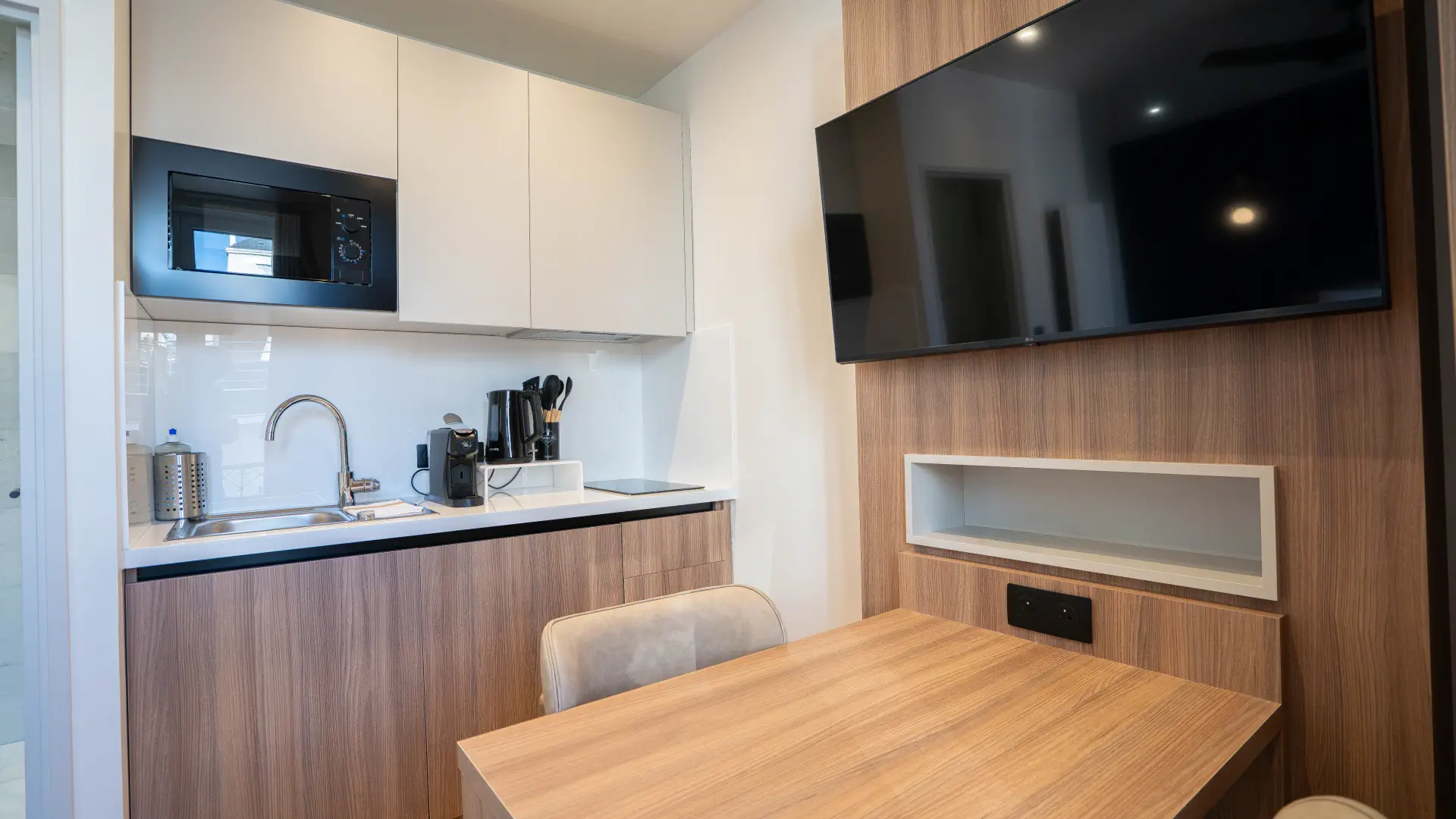 Cuisine équipée et coin repas de l'Appart' Deluxe avec Balcon
