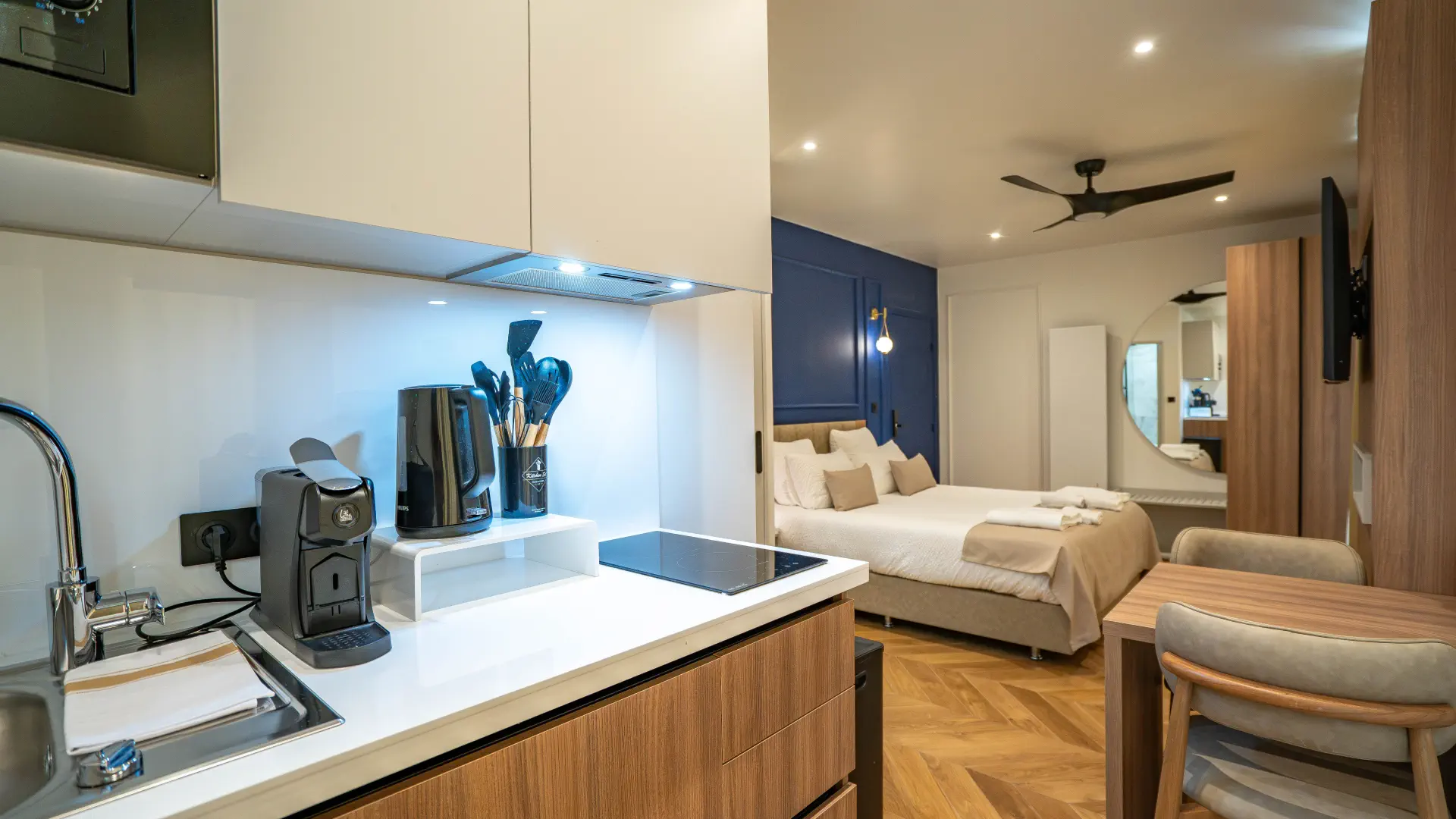 Kitchenette avec plaque induction et Nespresso, Appart' Deluxe avec Balcon