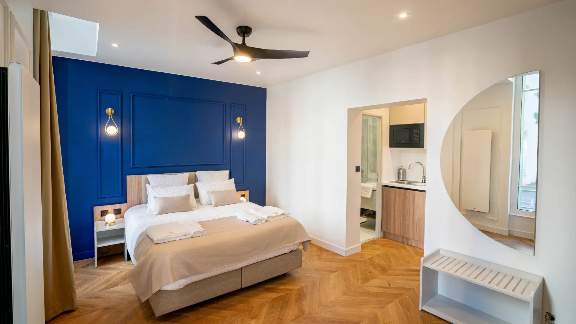 Appart' Deluxe RDC de plain-pied, mur bleu saphir et parquet chevrons