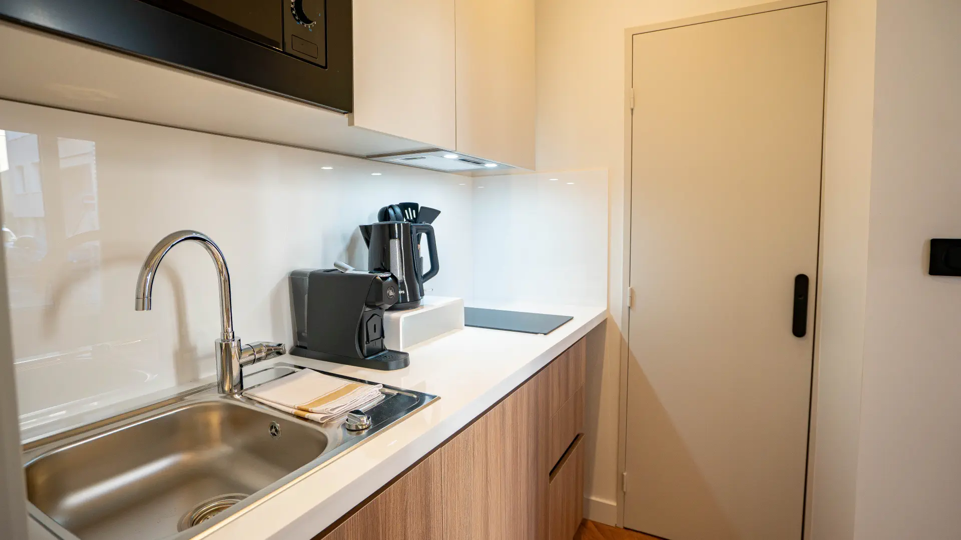 Cuisine équipée avec plaque induction, Appart' Deluxe RDC