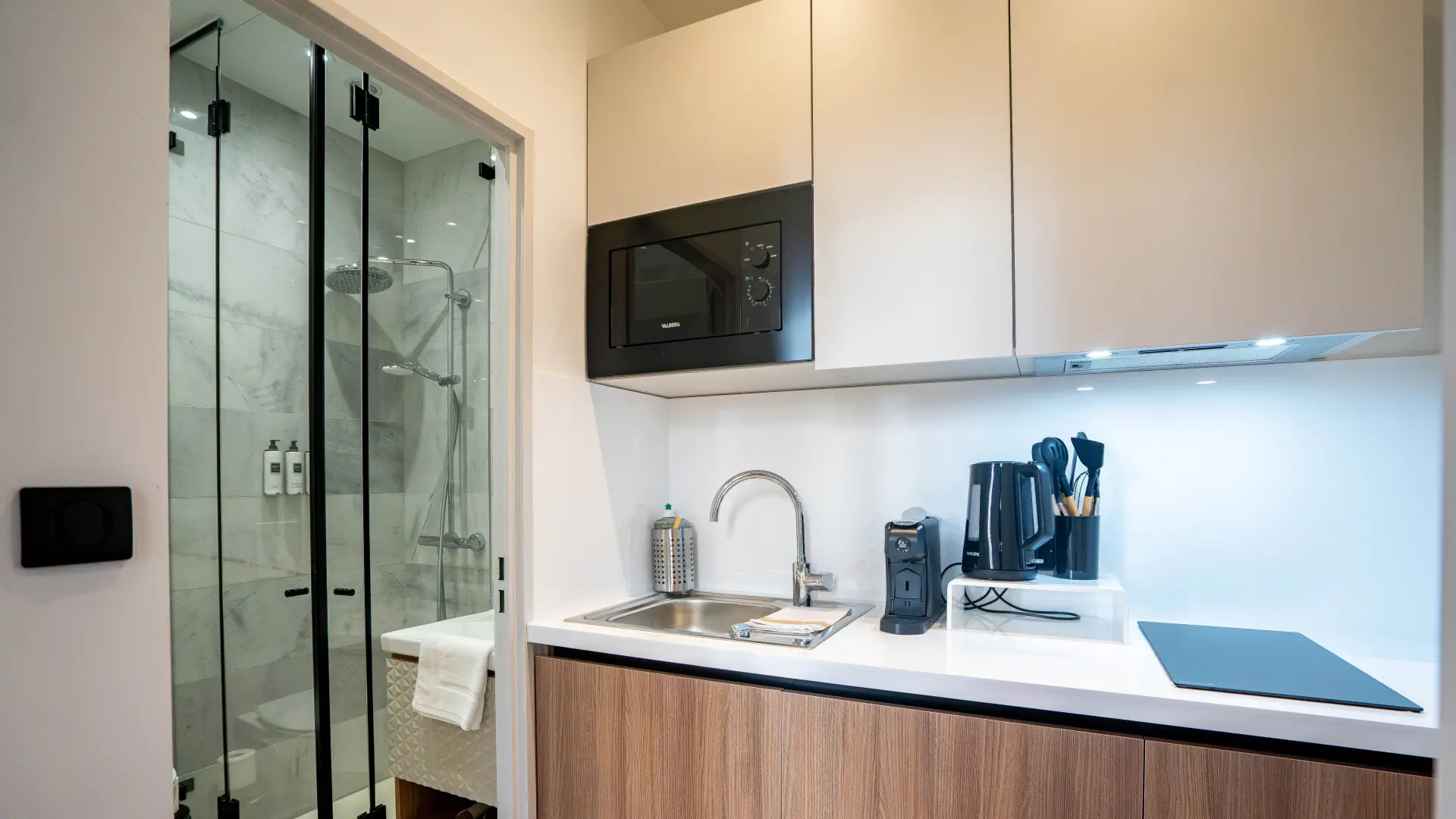 Kitchenette et douche à l'italienne, Appart' Deluxe RDC