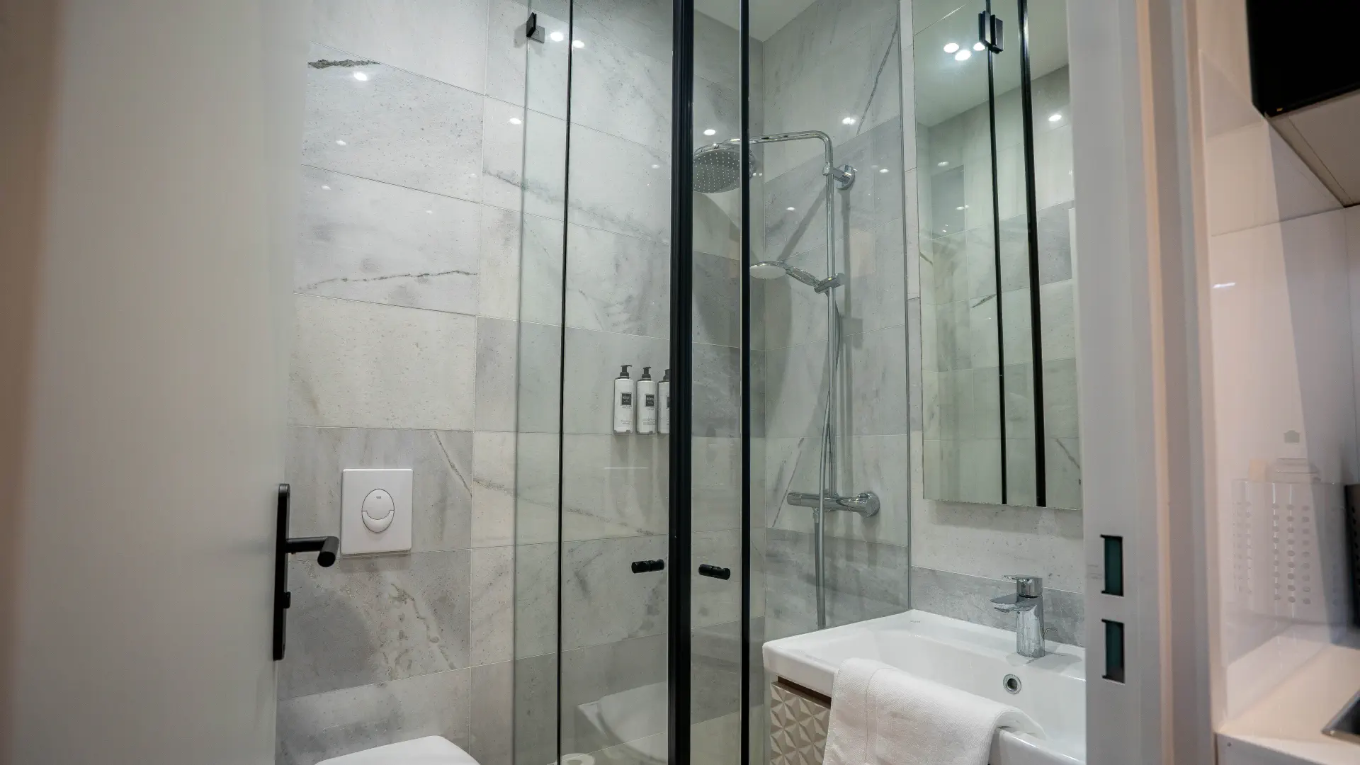 Salle d'eau en marbre, Appart' Deluxe RDC