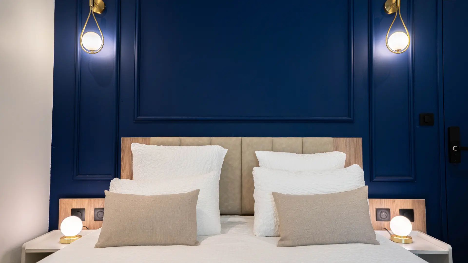 Tête de lit et appliques laiton, Appart' Deluxe avec Terrasse