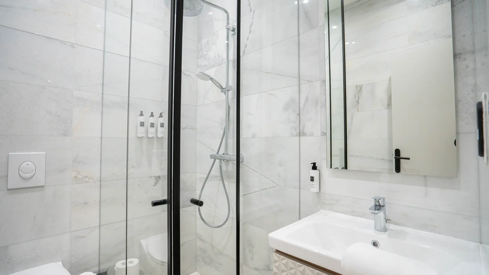 Douche à l'italienne en marbre, Appart' Deluxe avec Terrasse