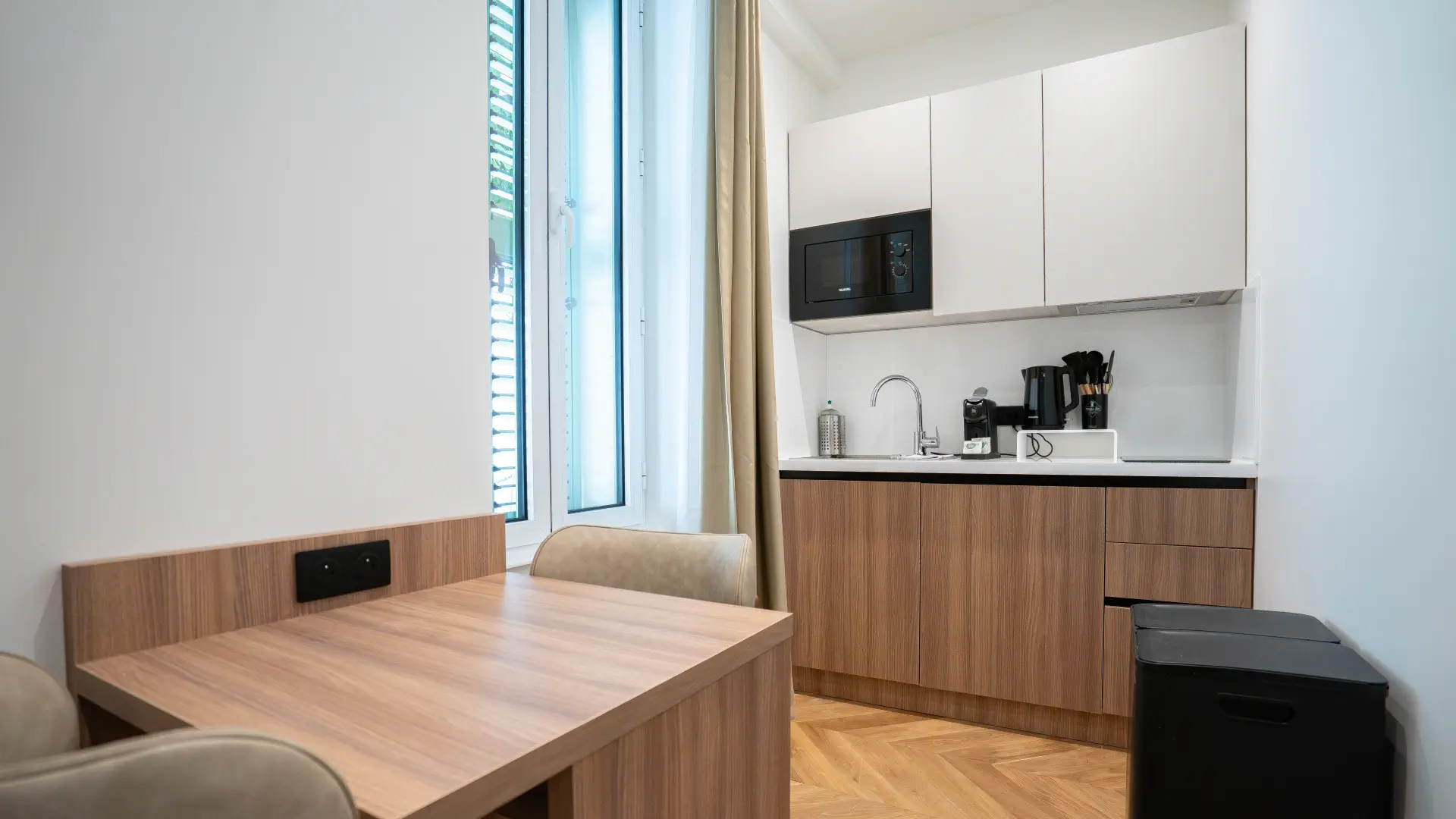 Coin repas et kitchenette, Appart' Deluxe avec Terrasse
