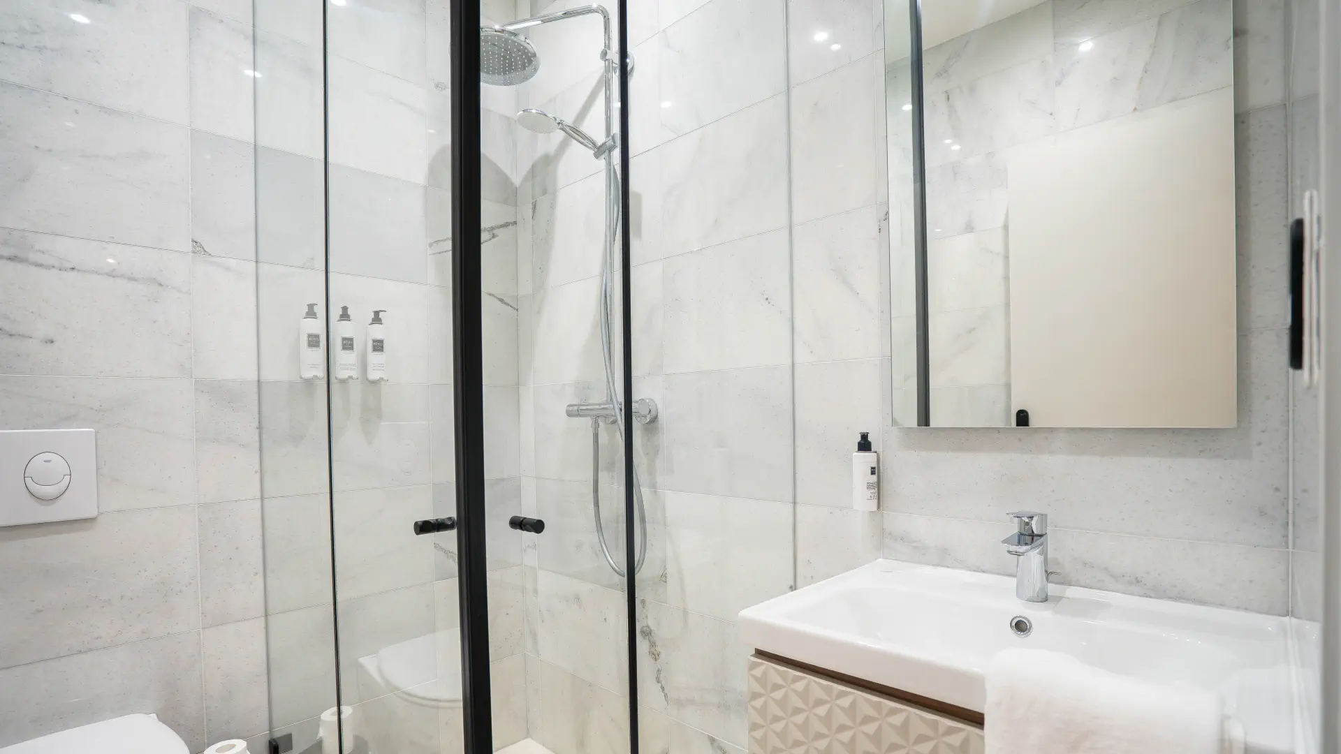 Salle d'eau en marbre, Appart' Deluxe Twin