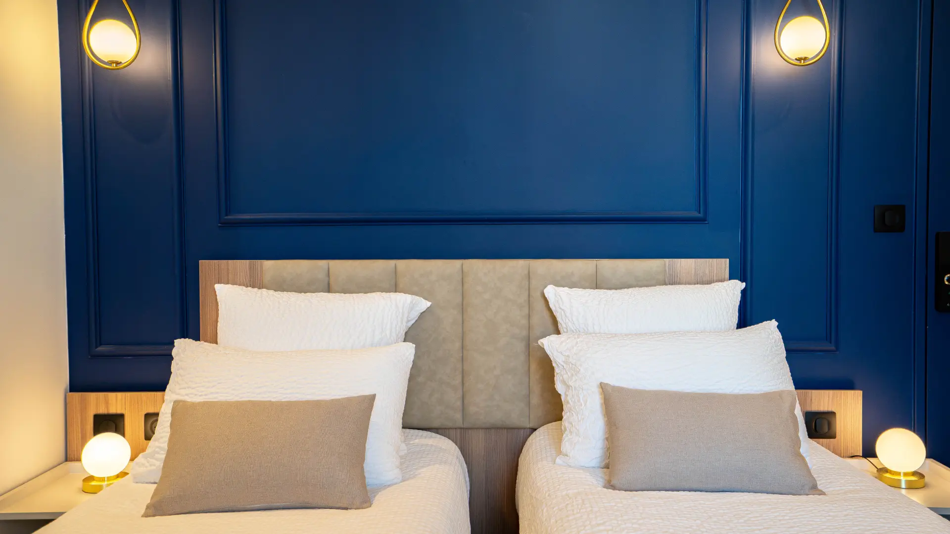 Têtes de lit et mur bleu saphir, Appart' Deluxe Twin