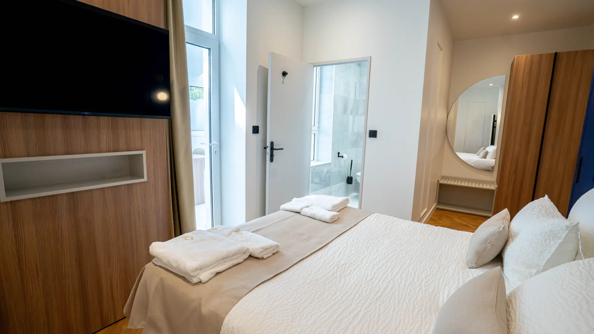 Chambre et accès à la salle d'eau, Appart' Deluxe avec Véranda
