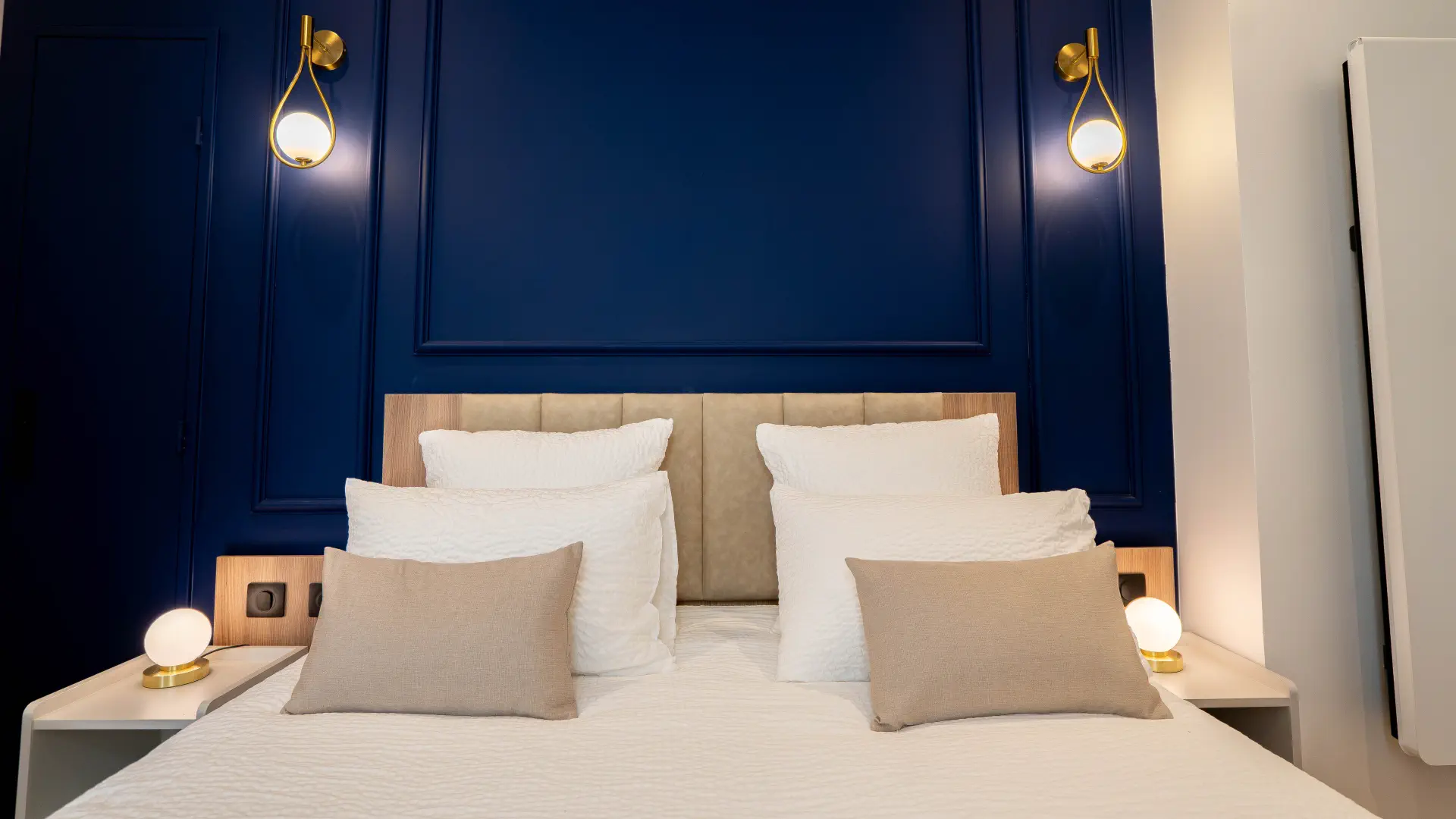 Tête de lit et mur bleu saphir, Appart' Deluxe avec Véranda