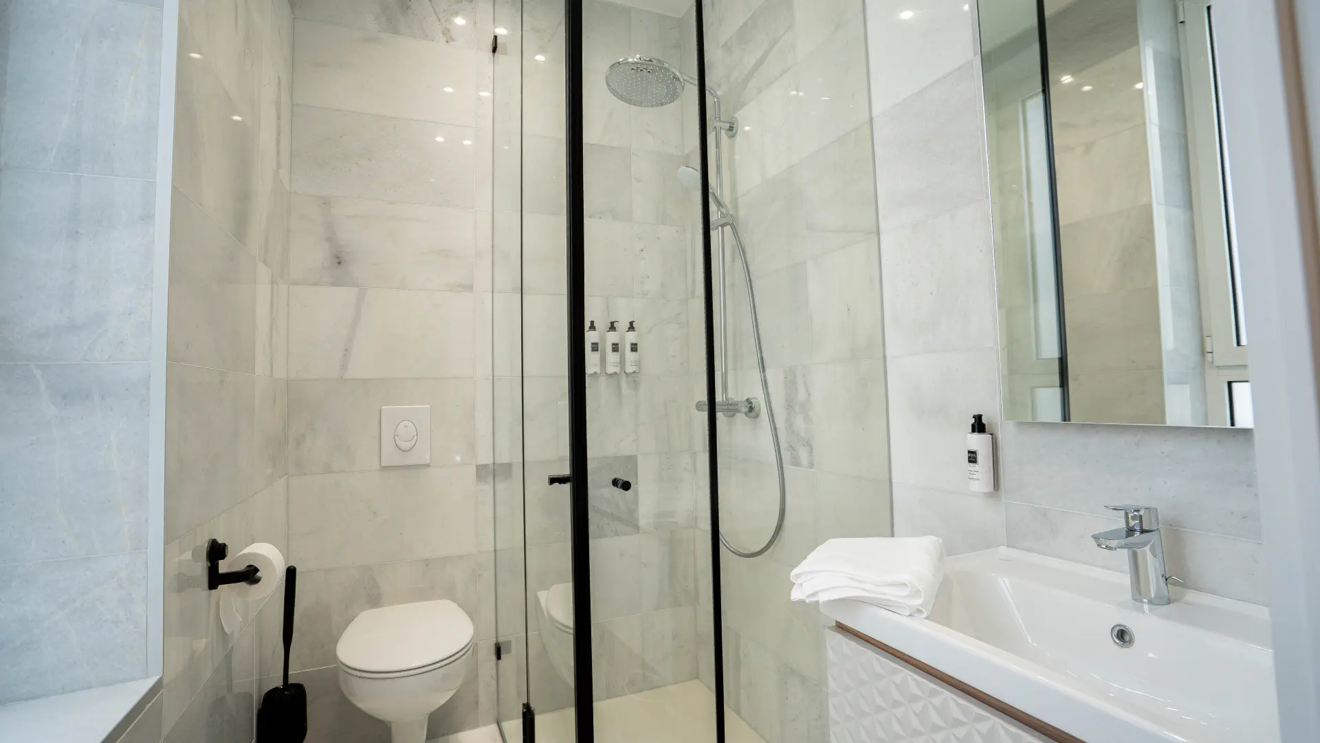 Salle d'eau en marbre, Appart' Deluxe avec Véranda