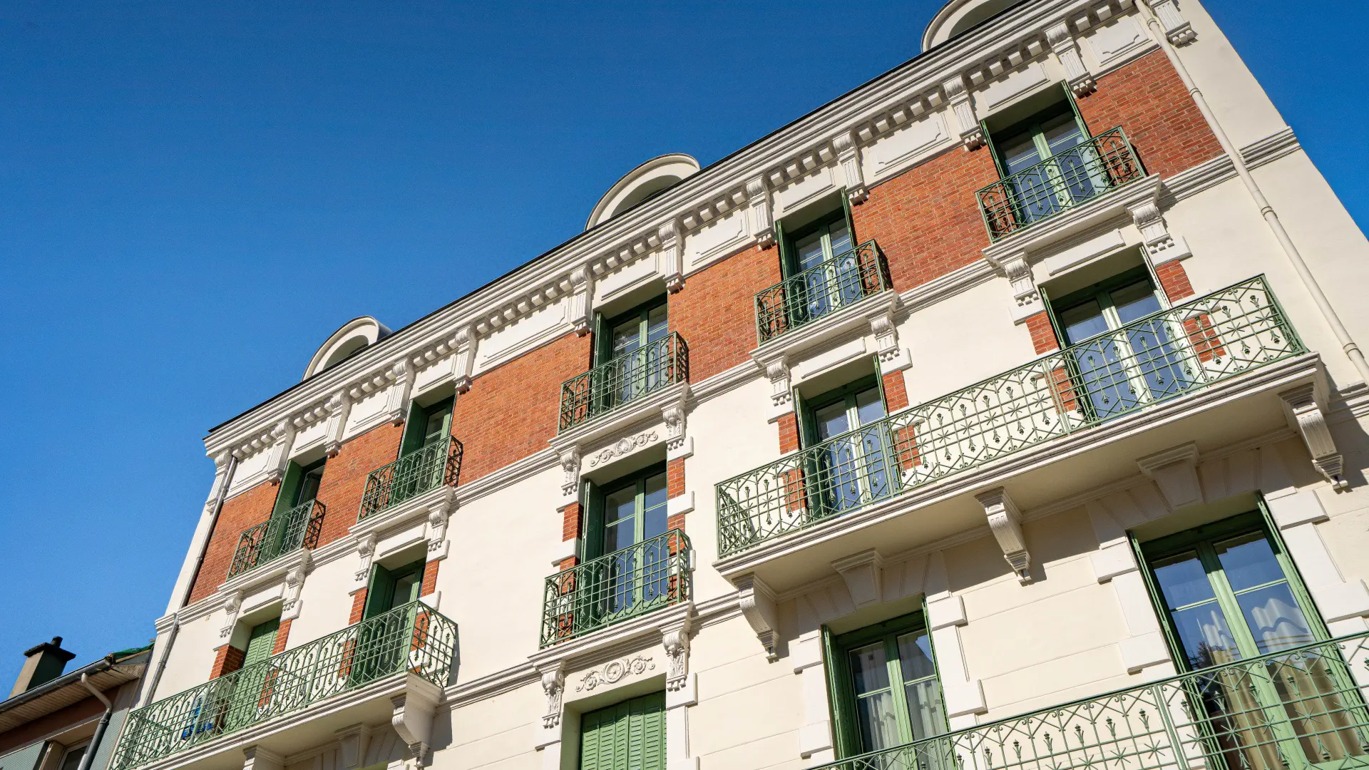 Façade Belle Époque des Sources Callou, appart'hôtel à Vichy signé par l'architecte Ernest Driffort