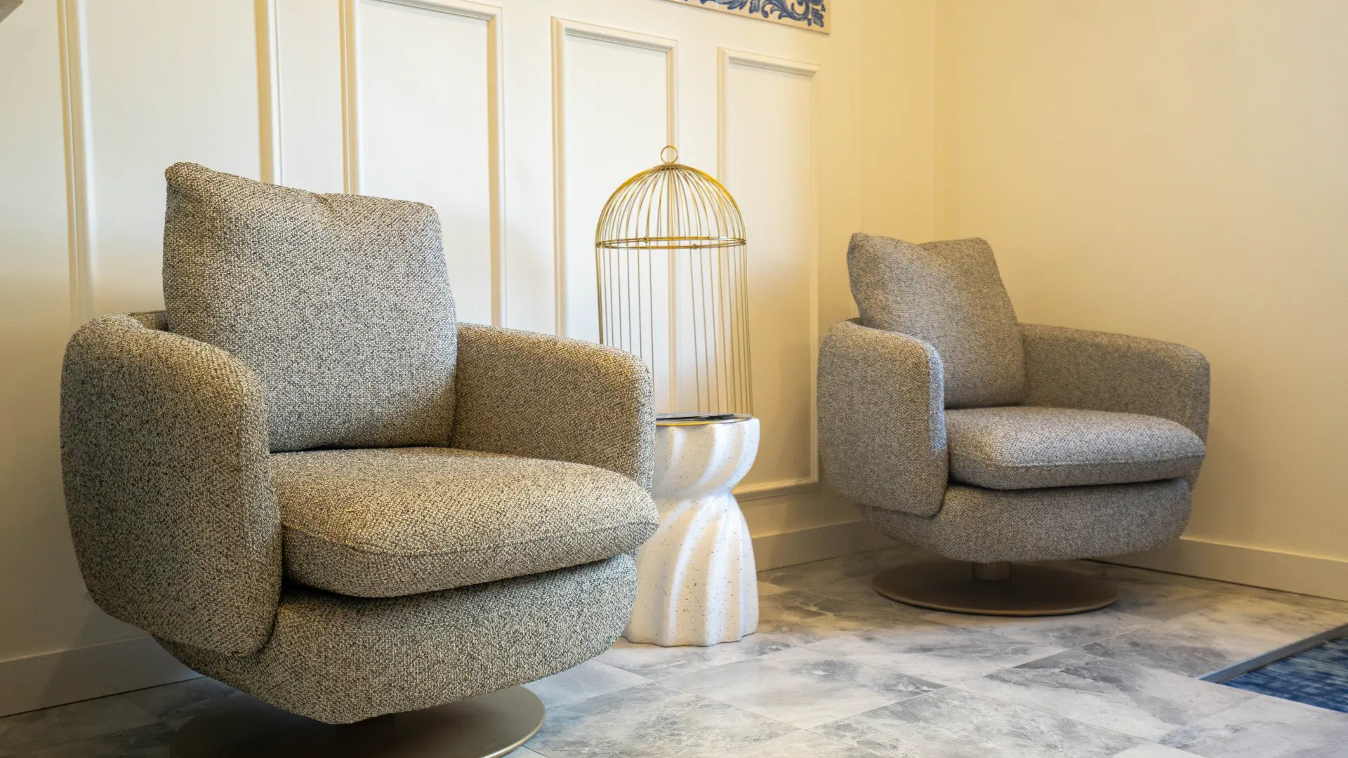 Fauteuils du salon d'accueil