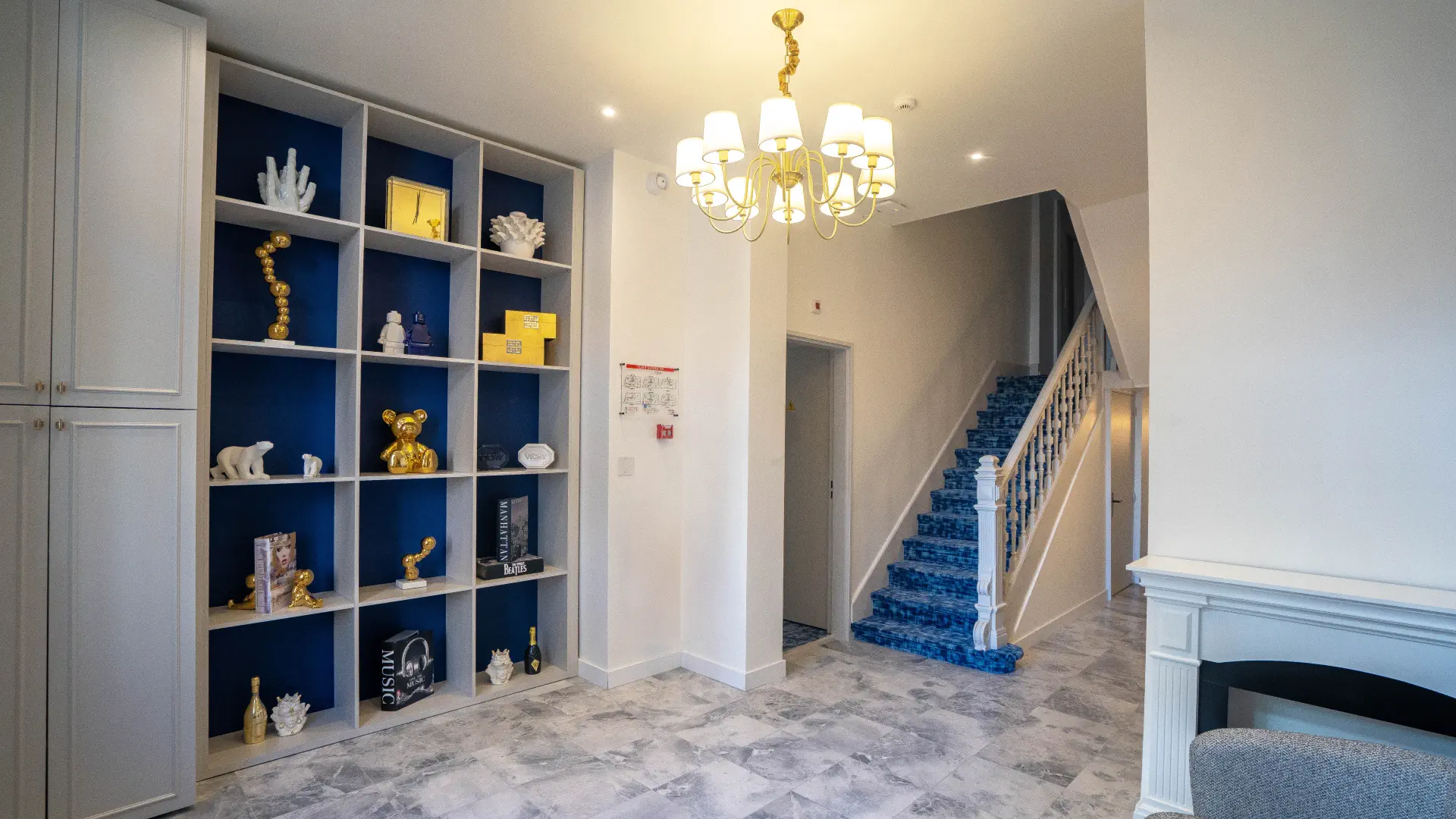 Bibliothèque bleu saphir et escalier du hall
