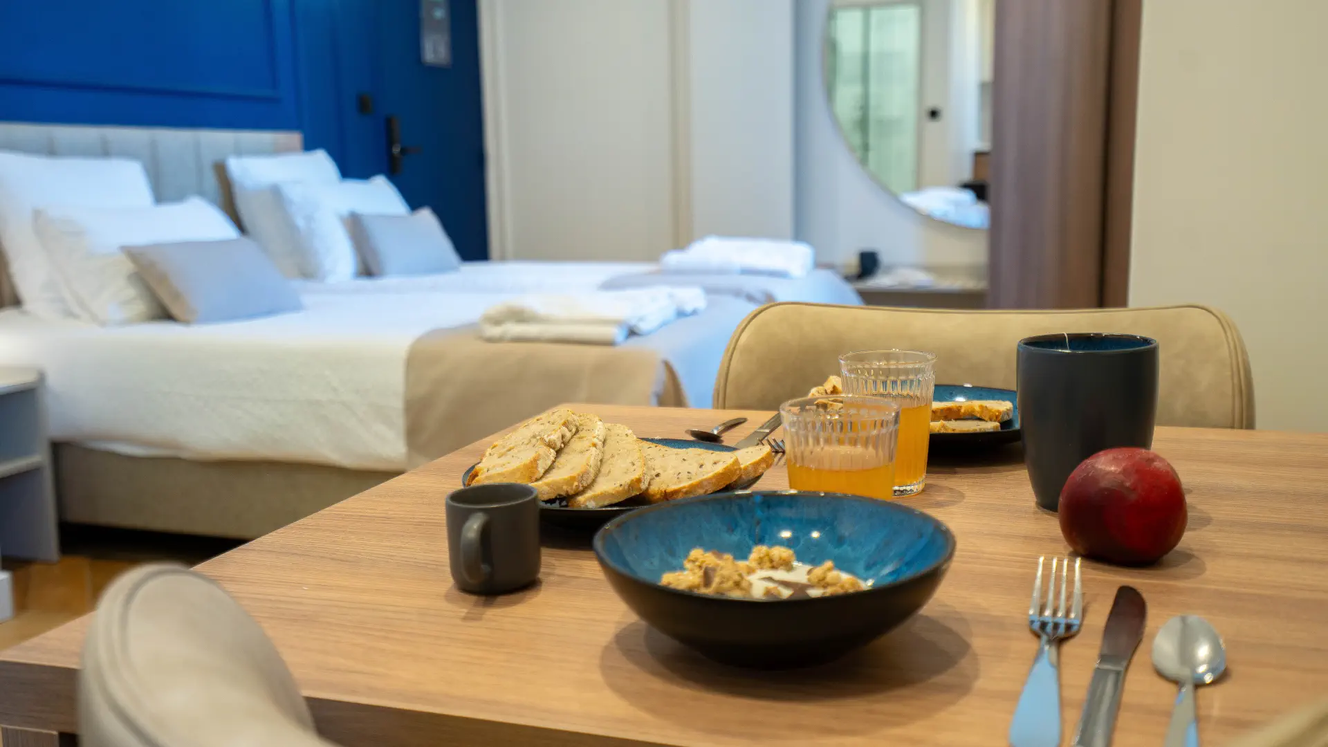Petit-déjeuner servi dans un appartement