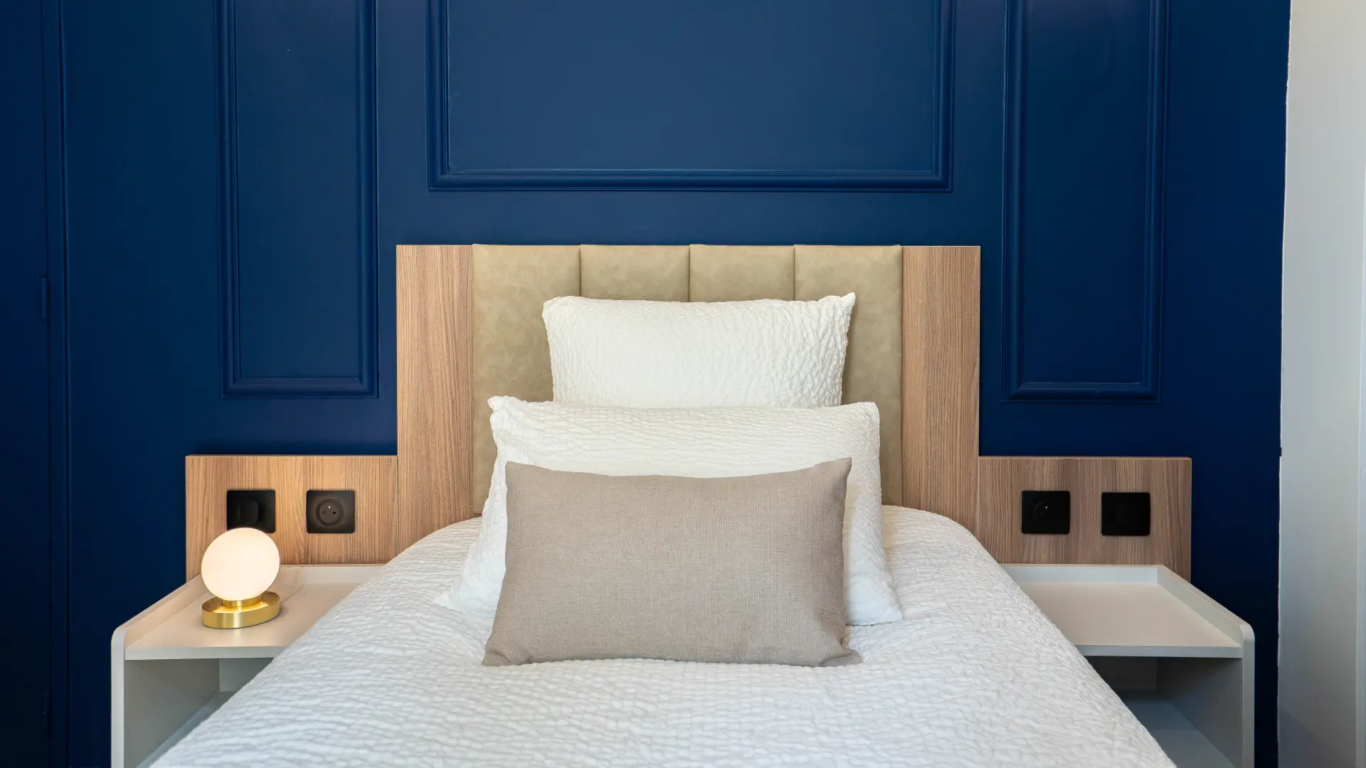 Lit simple et mur bleu saphir, Appart' 1 personne